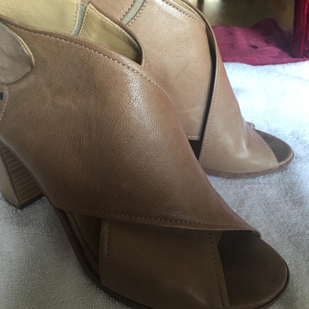 Tan 3” leather shoes size 39
